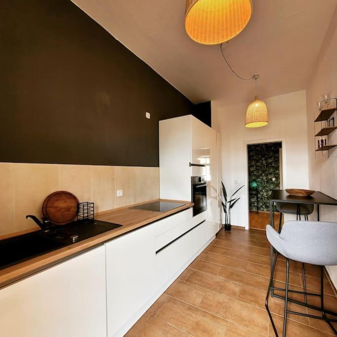 Design Altbauwohnung Mit Balkon Und Parkplatz * Lipsia